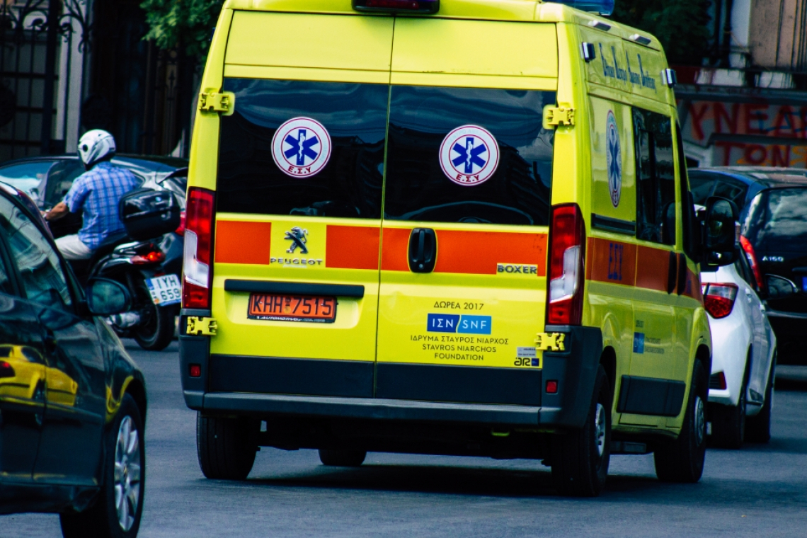 Αυτοκίνητο παρέσυρε πεζό στην Κόρινθο, σοβαρός τραυματισμός