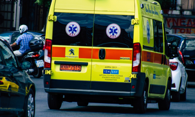 Αυτοκίνητο παρέσυρε πεζό στην Κόρινθο, σοβαρός τραυματισμός